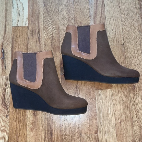 Tommy Bahama’s Brown & Tan Ankle Wedge Booties in Size 9 - Picture 5 of 8
